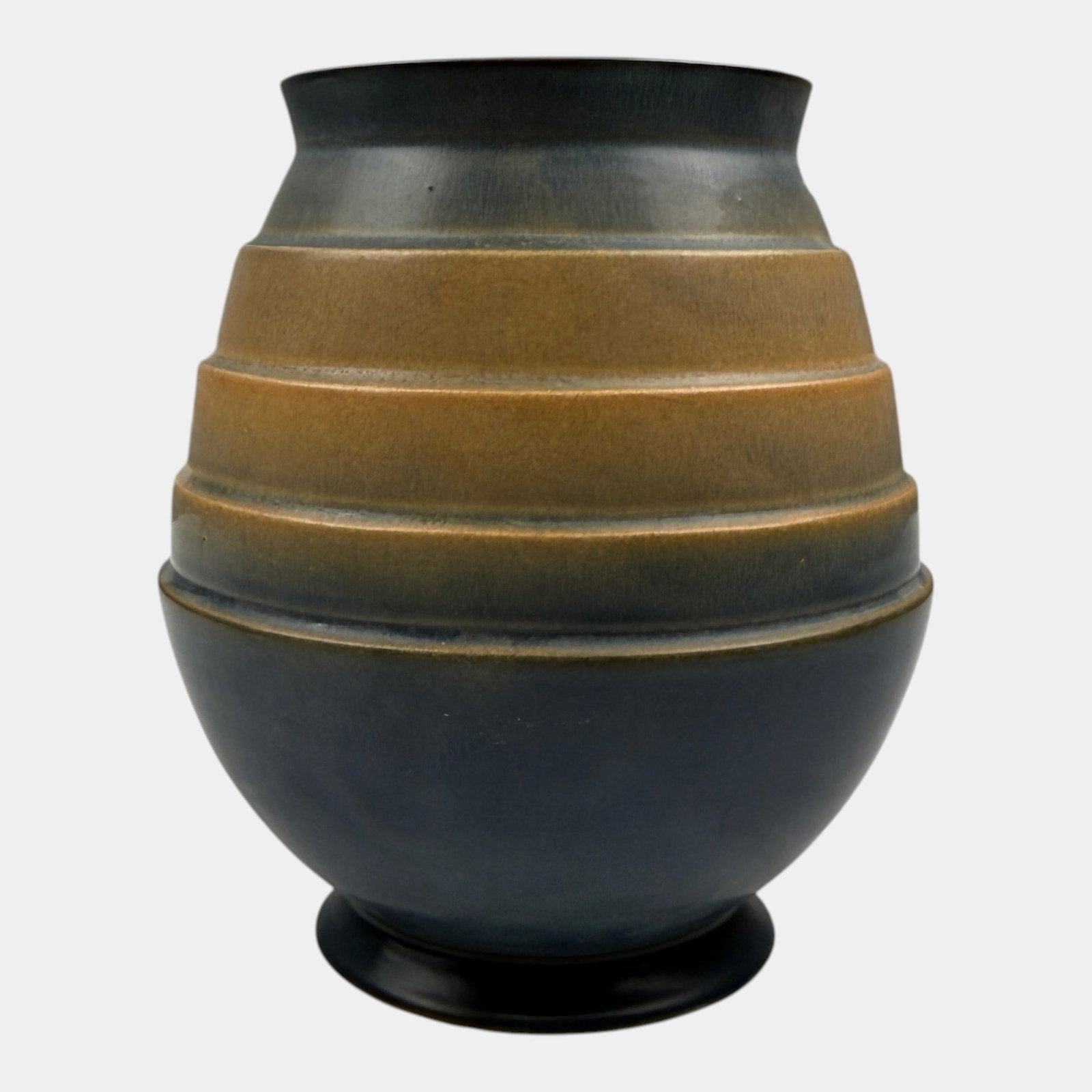 Roseville Futura Blue Tan 1928 Vintage Art Deco Pottery Stepped Egg Vase 424-7: Professional, fast, and affordable in house shipping available for all items. For higher resolution images please visit bid.craftedauctions.com Roseville Futura Blue Tan 1928 Vintage Art Deco Pottery 