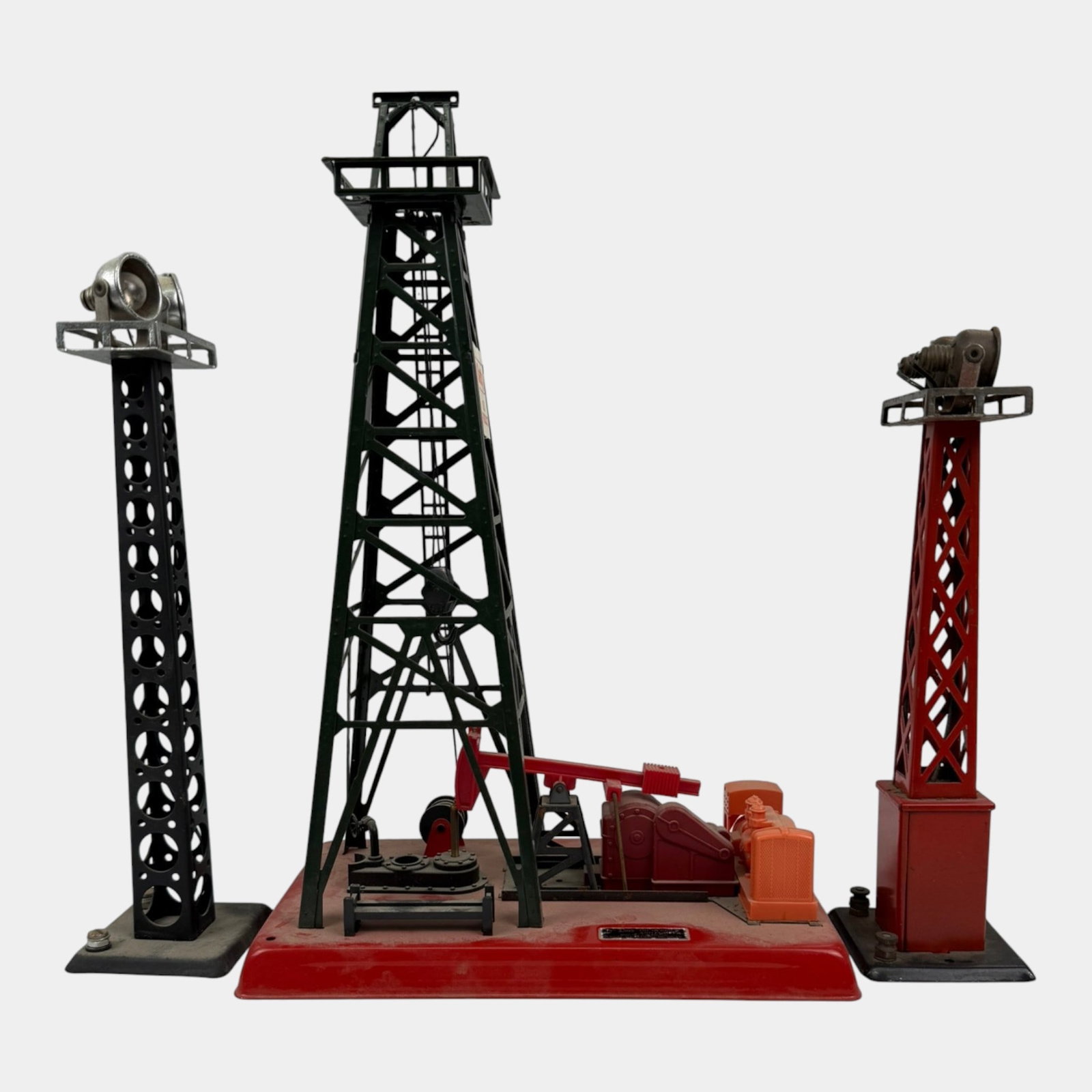 Lionel Trains Post War Oil Derrick And Pumper 2305 & Marx Trains Spotlight Towers (1 of 6)