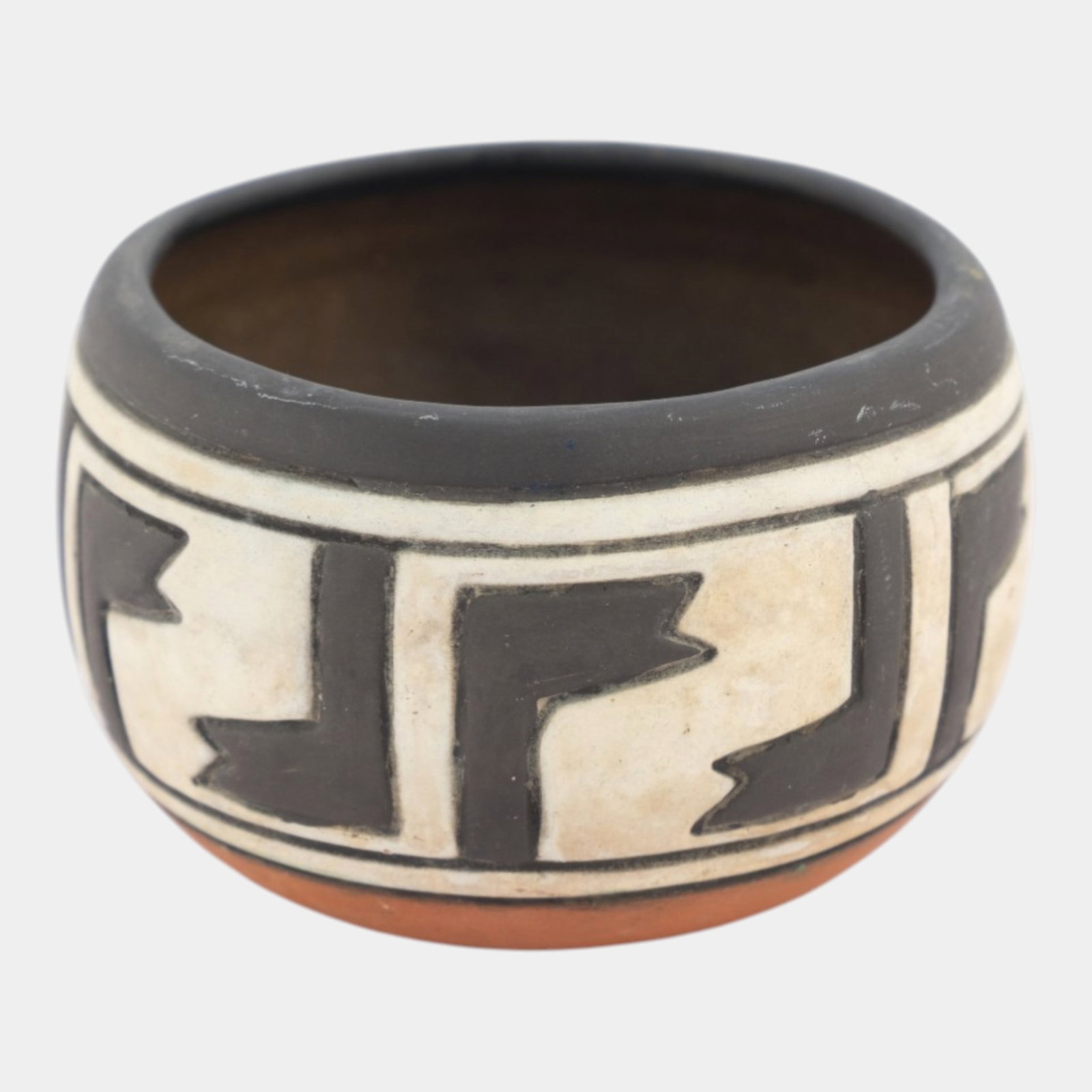 Weller Souevo 1910s Vintage Art Pottery Hand Carved Native American Design Bowl: Professional, fast, and affordable in house shipping available for all items. For higher resolution images please visit bid.craftedauctions.com Weller Souevo 1910s Vintage Art Pottery Hand Carved Nati