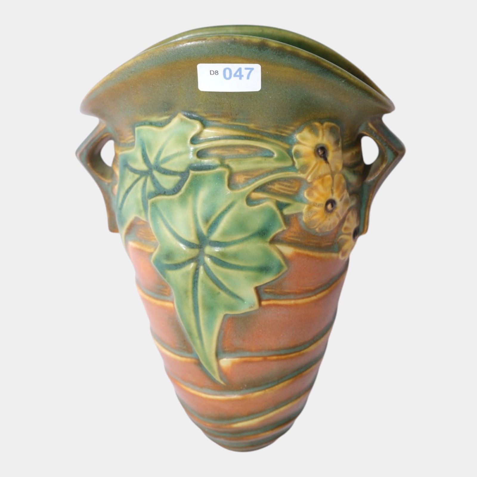 Roseville Luffa Brown 1934 Vintage Art Deco Pottery Wall Pocket 1272-8: Professional, fast, and affordable in house shipping available for all items. For higher resolution images please visit bid.craftedauctions.com Roseville Luffa Brown 1934 Vintage Art Deco Pottery Wall
