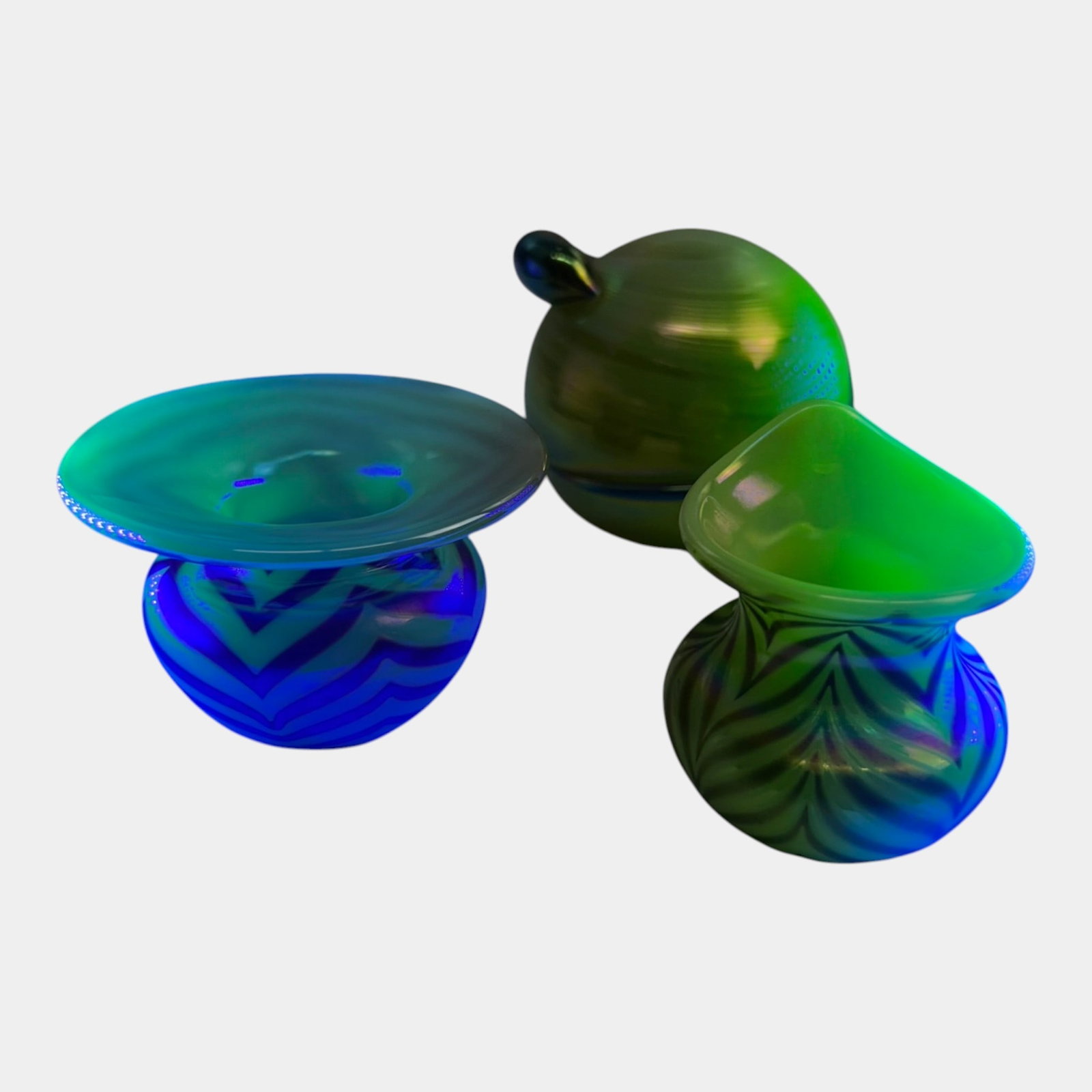 Terry Crider Ohio Studio Art Glass Uranium Green Iridescent Pulled Feather Vases And Snake: Professional, fast, and affordable in house shipping available for all items. For higher resolution images please visit bid.craftedauctions.com Terry Crider Ohio Studio Art Glass Uranium Green Iridesc