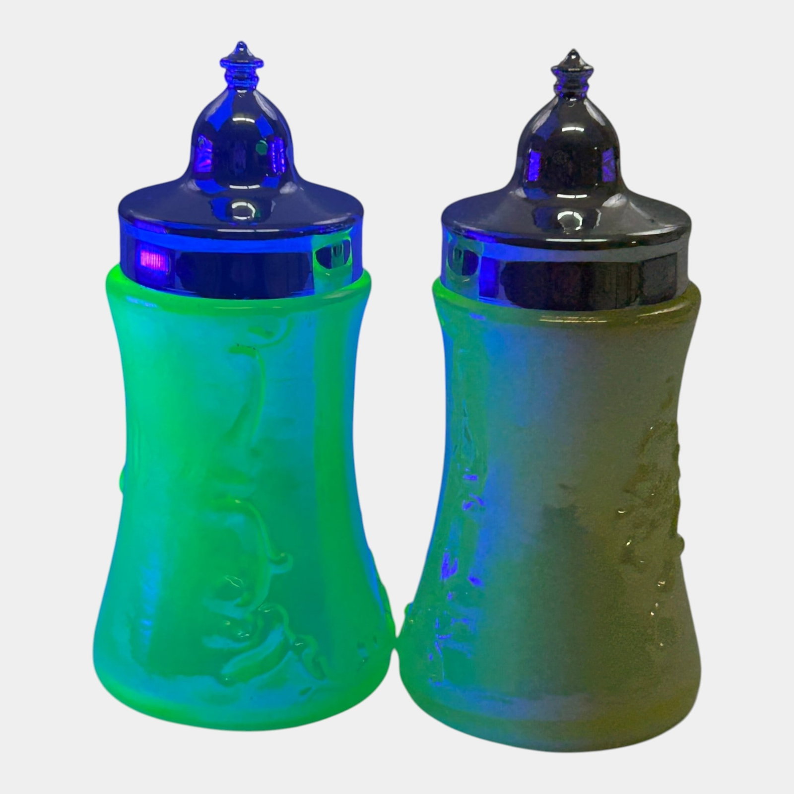 Terry Crider Ohio Studio Art Glass Experimental Uranium Green Iridescent Salt & Pepper Shakers: Professional, fast, and affordable in house shipping available for all items. For higher resolution images please visit bid.craftedauctions.com Terry Crider Ohio Studio Art Glass Experimental Uranium 
