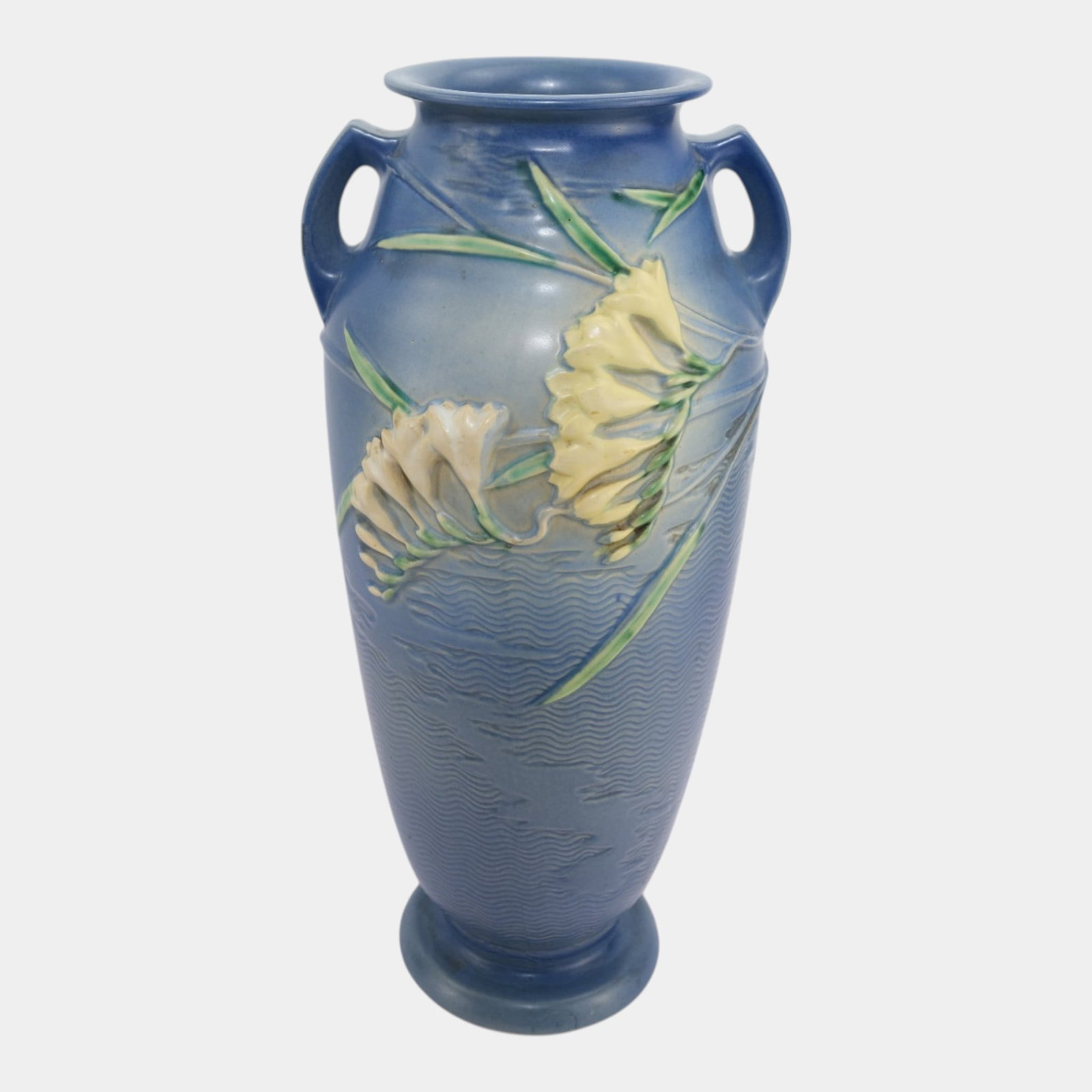 Roseville Freesia Blue 1945 Mid Century Modern Pottery Floor Vase 129-18: Professional, fast, and affordable in house shipping available for all items. For higher resolution images please visit bid.craftedauctions.com Roseville Freesia Blue 1945 Mid Century Modern Pottery F