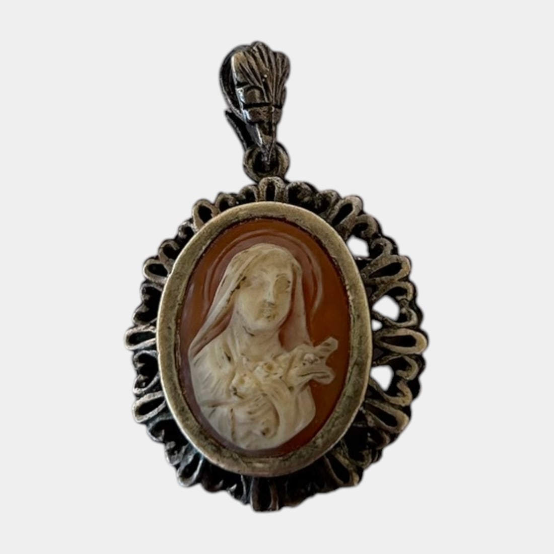 Sterling Silver 925 Shell Cameo Our Lady of Sorrows Religious Pendant Medallion: Professional, fast, and affordable in house shipping available for all items. For higher resolution images please visit bid.craftedauctions.com Excellent condition. Age related wear. Marked 925. 1.25"