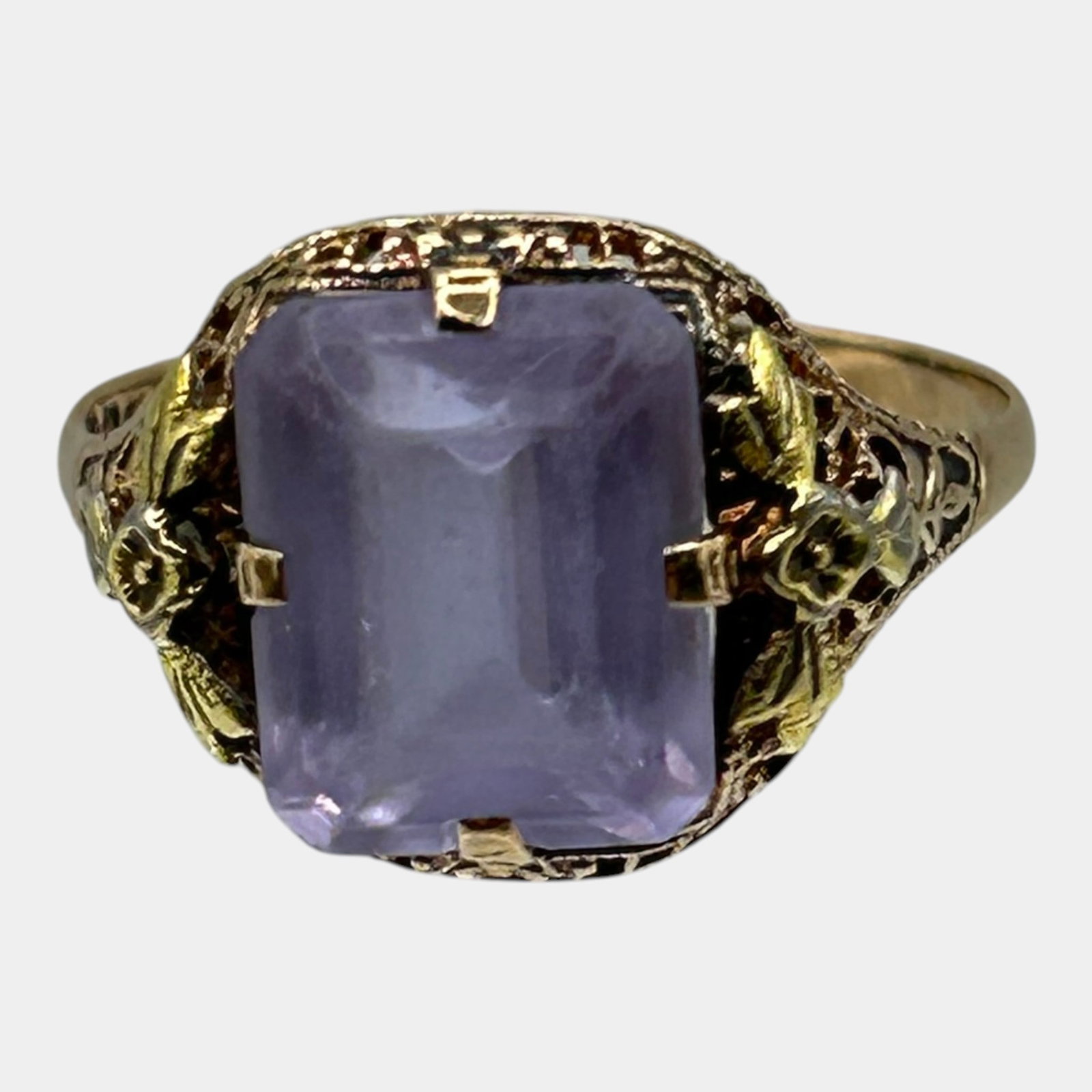10K Yellow Gold Vintage Floral Filigree Ring With Large Purple Prong Set Stone Size 6.25: Professional, fast, and affordable in house shipping available for all items. For higher resolution images please visit bid.craftedauctions.com Elegantly fashioned in 10K gold, this vintage ring featu