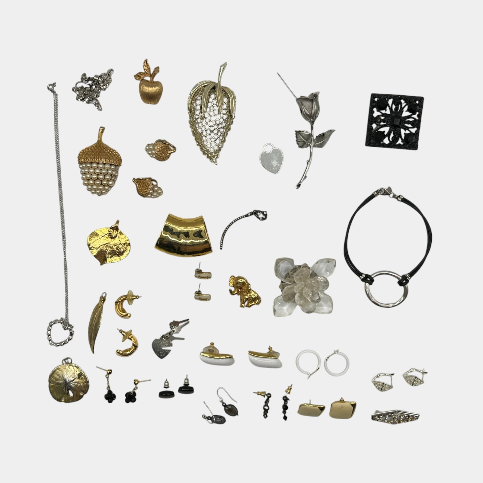 Vintage Costume Jewelry Collection Including Rhinestone Brooches Earrings Pendants And Necklaces: Professional, fast, and affordable in house shipping available for all items. For higher resolution images please visit bid.craftedauctions.com Excellent condition. Age related wear.
