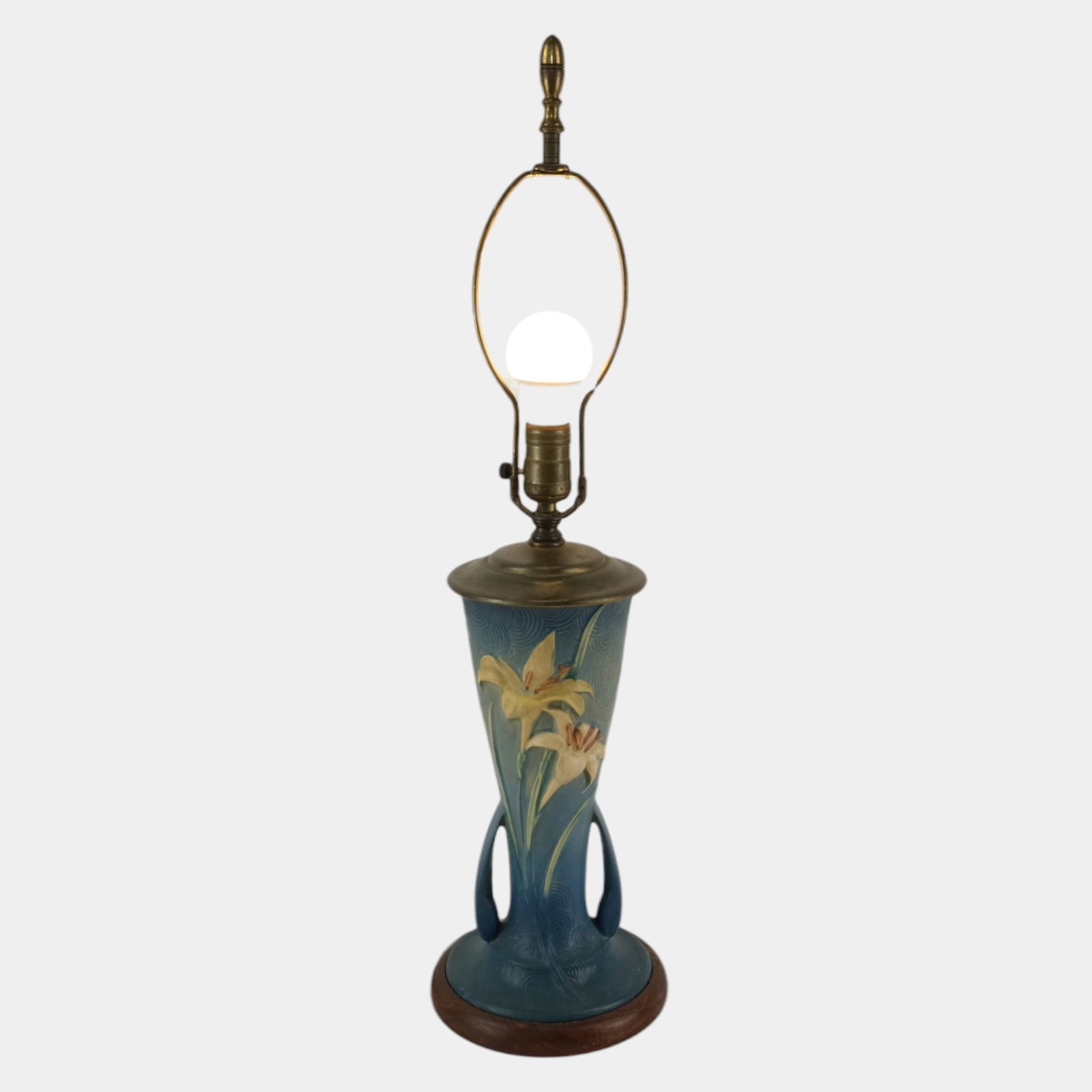 Roseville Zephyr Lily Blue Vintage Mid Century Art Pottery Ceramic Handled Lamp 139-12: Professional, fast, and affordable in house shipping available for all items. For higher resolution images please visit bid.craftedauctions.com Roseville Zephyr Lily Blue Vintage Mid Century Art Potte