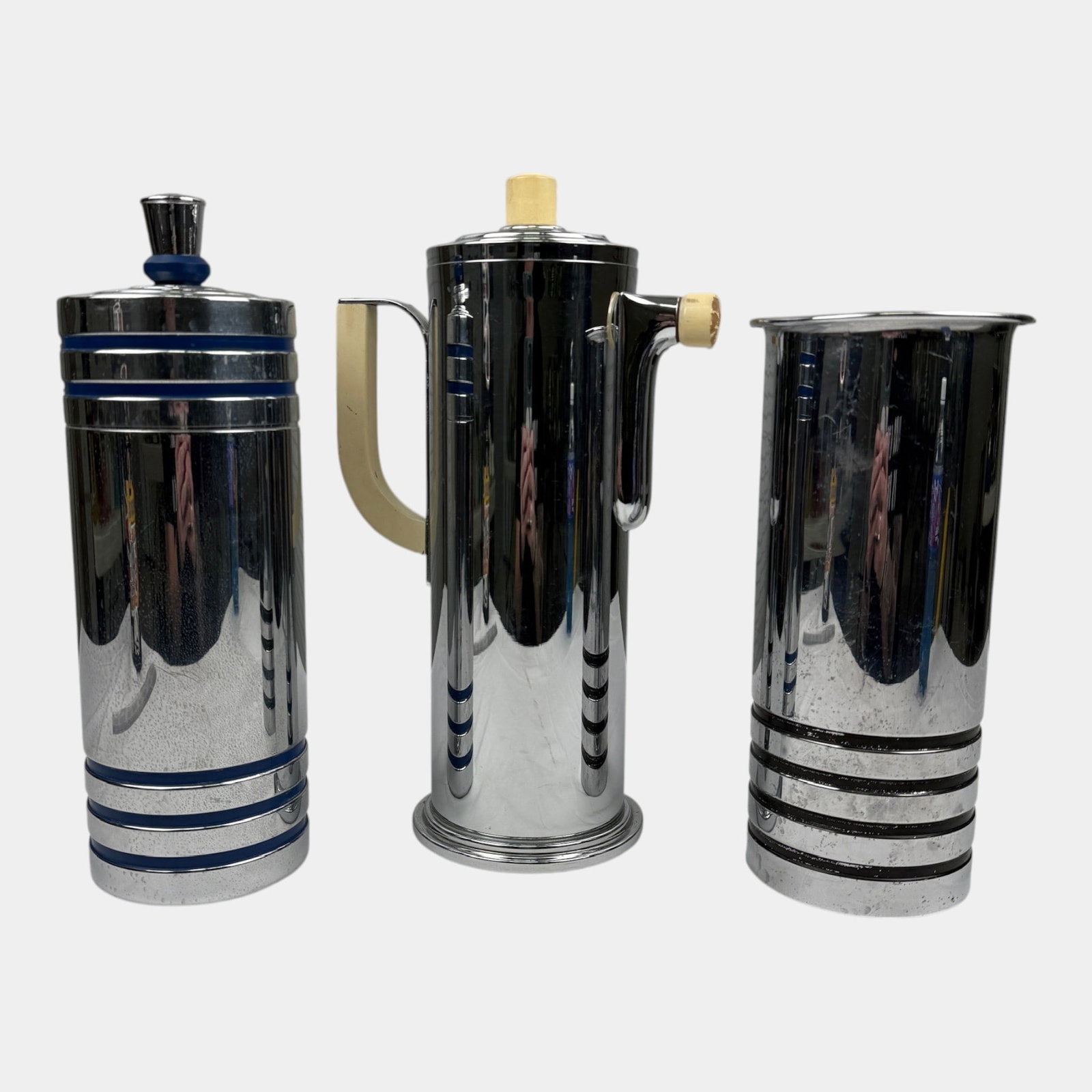 Chase & Manning Brown 1930s Art Deco Chrome & Bakelite Barware Shakers & Vase: Professional, fast, and affordable in house shipping available for all items. For higher resolution images please visit bid.craftedauctions.com Chase & Manning Brown 1930s Art Deco Chrome & Bakelite B