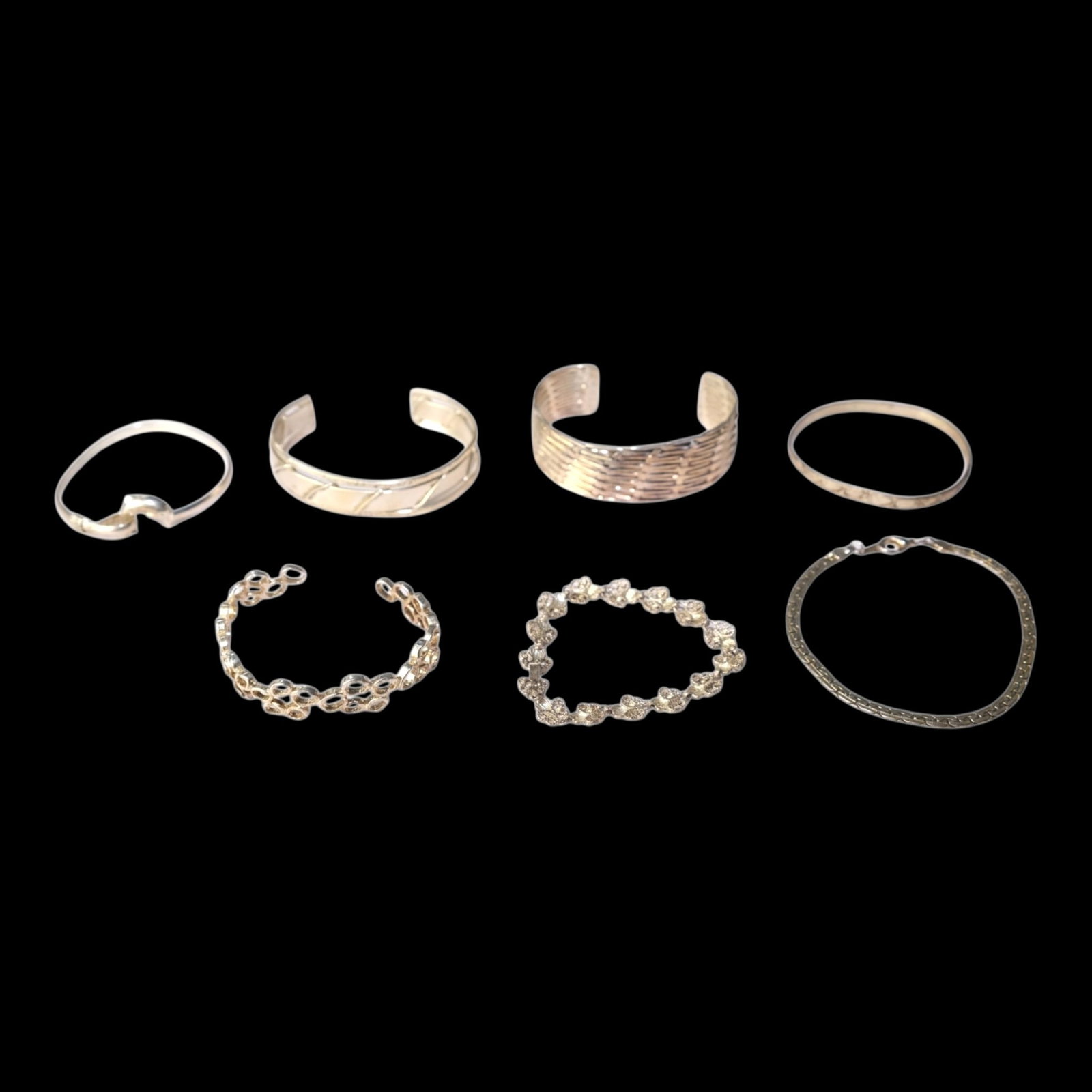 Costume Jewelry Mixed Bracelet Lot With Cuffs Bangles Link Chains & Mid Century Modern Designs: Professional, fast, and affordable in house shipping available for all items. For higher resolution images please visit bid.craftedauctions.com Excellent condition. Age related wear. Item is 6 1/2".