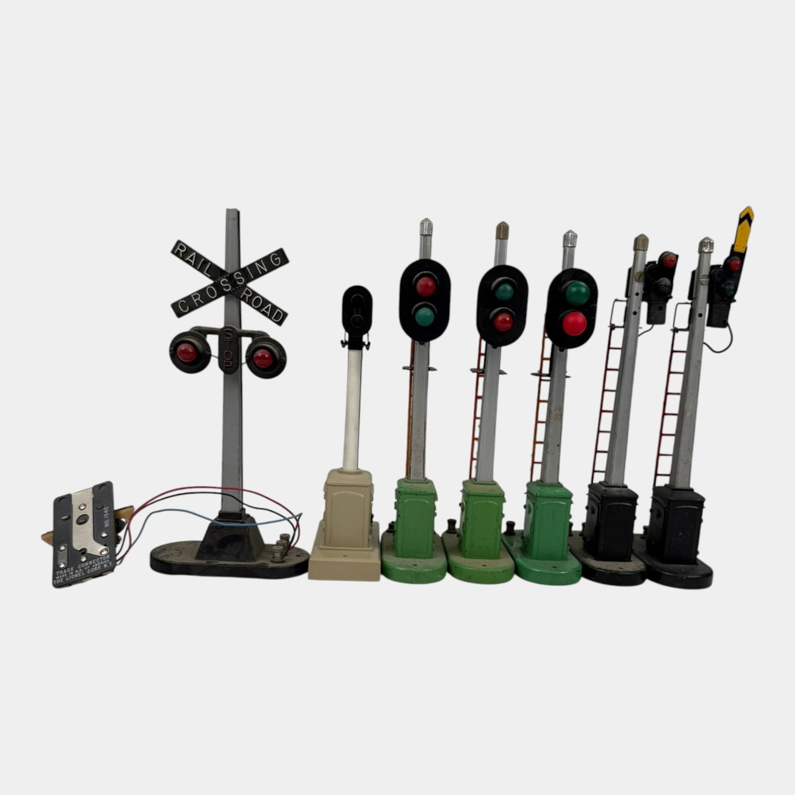 Lionel Trains Post War 153 Automative Block Signals & Other Railraod Signals: Professional, fast, and affordable in house shipping available for all items. For higher resolution images please visit bid.craftedauctions.com Lionel Trains Post War 153 Automative Block Signals & Ot