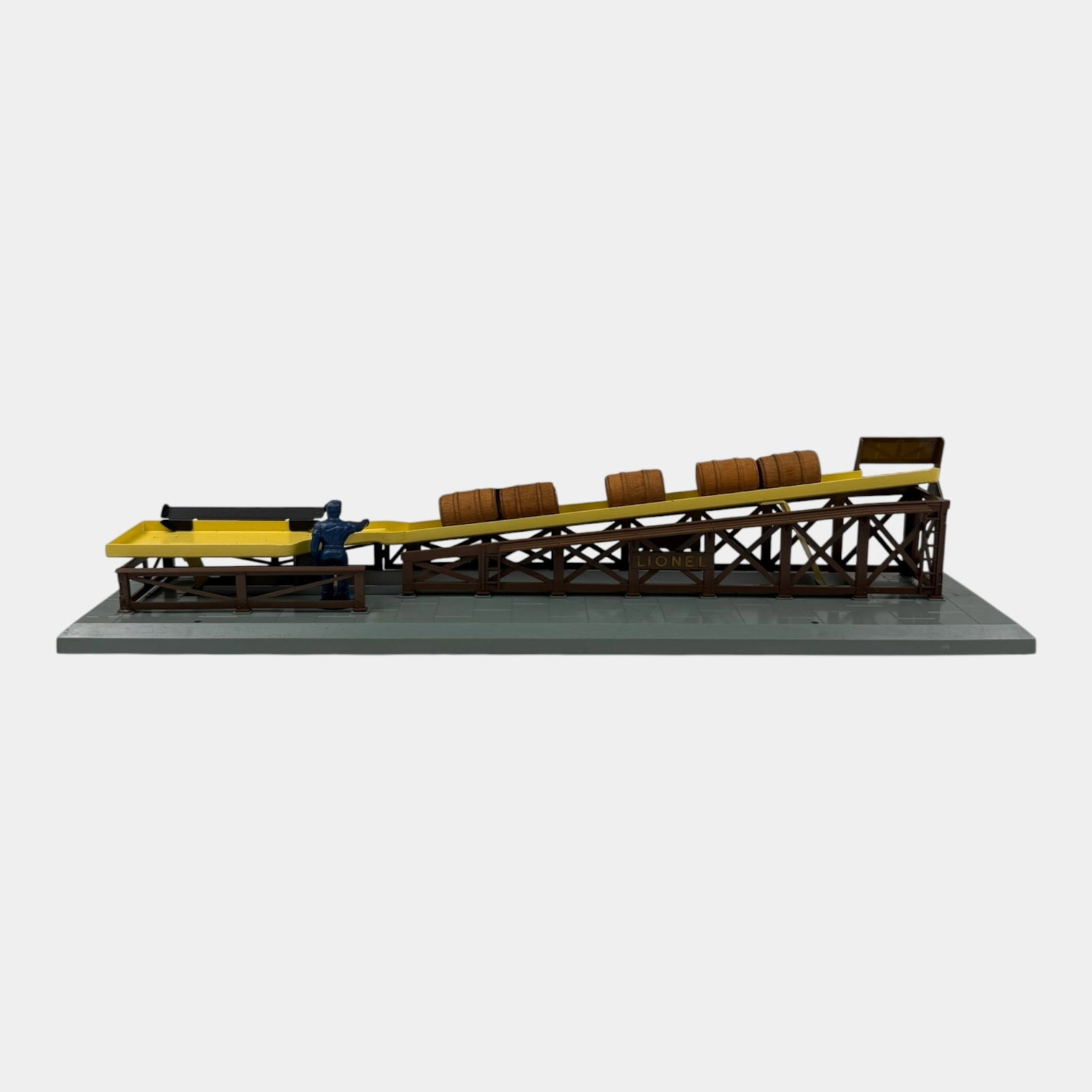 Lionel Trains Post War 362 Operating Barrel Loader Station With Original Box (1 of 4)