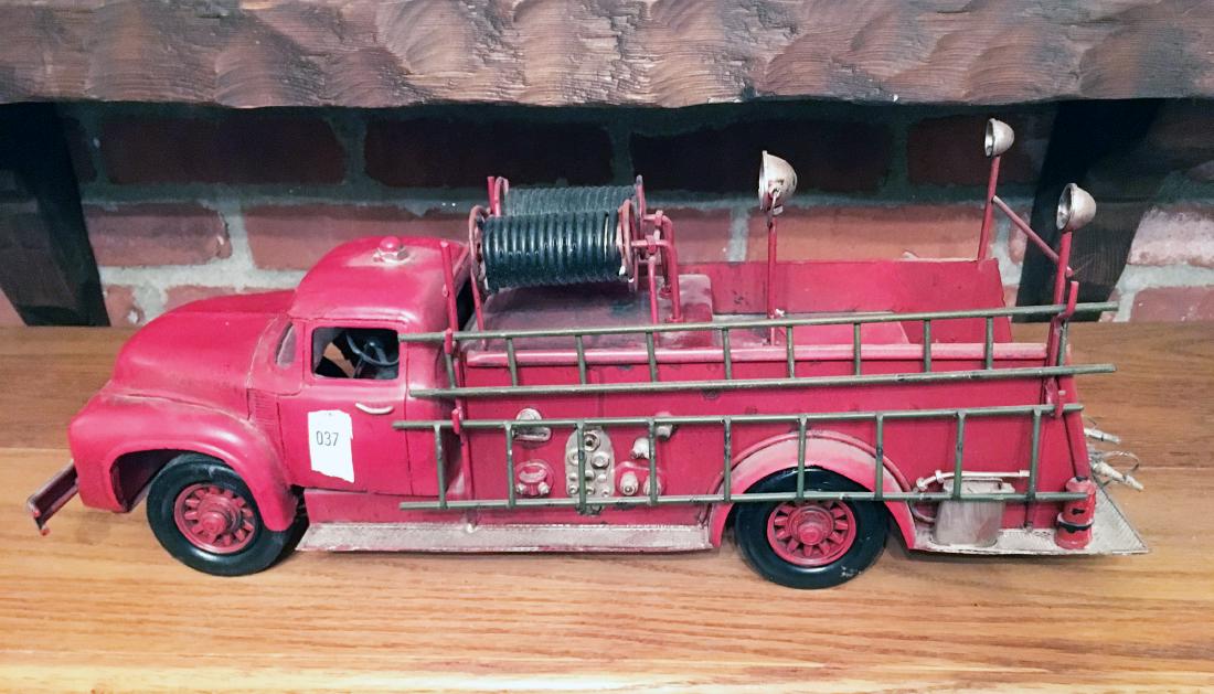 Cast Iron Fire Pumper: Decorative Cast Iron Fire Pumper.