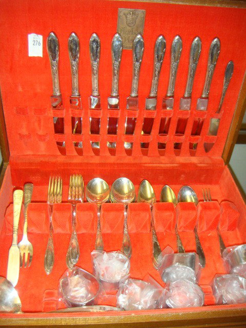 HEIRLOOM SILVER PLATE SET: IN WOOD BOX