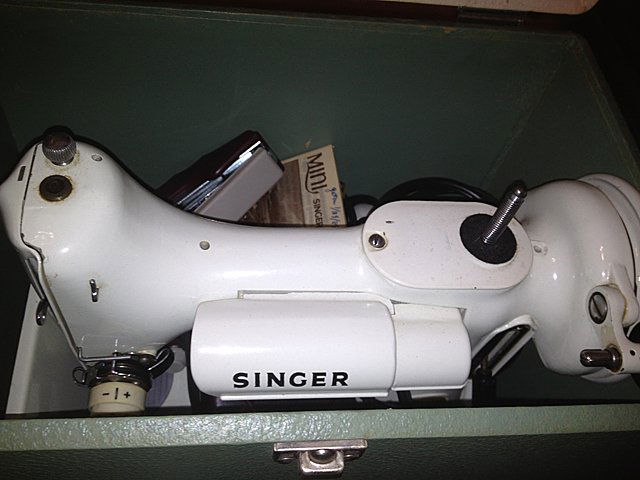 Vintage Singer Featherweight Sewing Machine: Vintage Singer Featherweight Sewing Machine, Model 221. Mint Condition! Complete with box, attachments, and original paperwork. Great find for collectors!