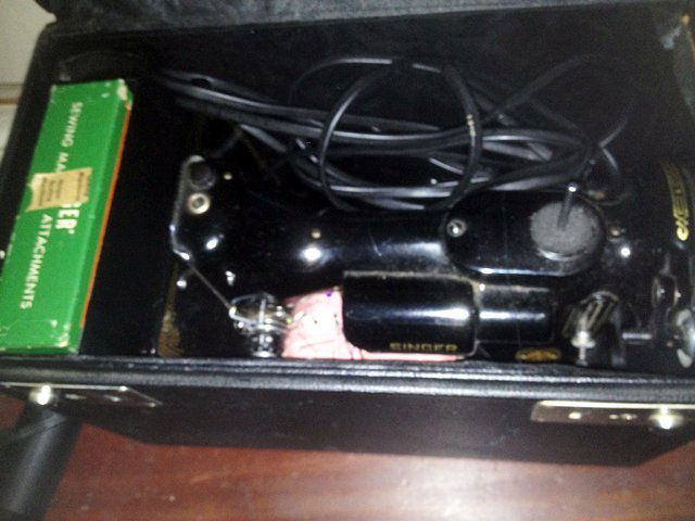 Vintage Singer Featherweight Sewing Machine: Vintage Singer Black Featherweight Sewing Machine, Model 221. Nice Condition! Complete with box. Great find for collectors!