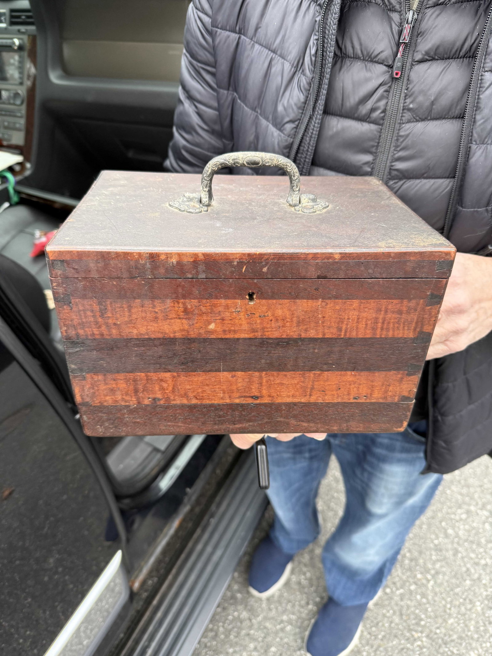 wooden box: description
