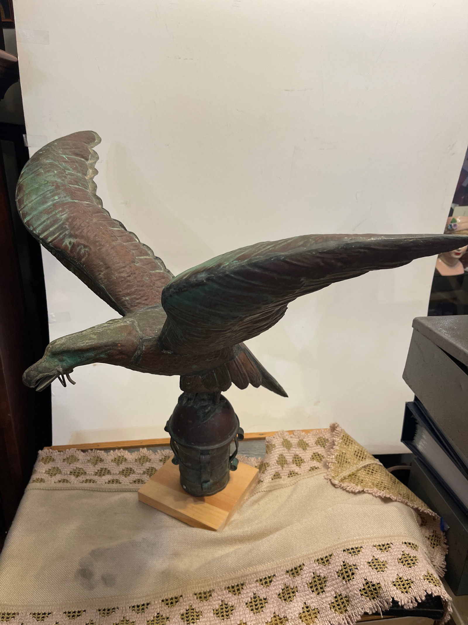 Eagle and Lamp Decor - 7