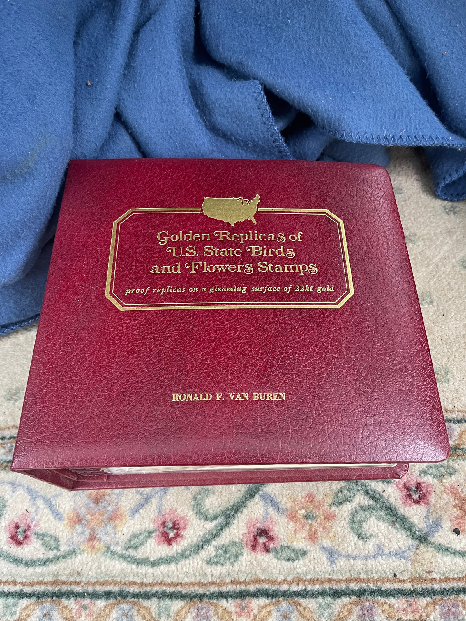 Golden Replicas of US State Birds and Flowers Stamps: This lot contains a binder of proof replicas of US State Birds and Flowers Stamps on a surface of 22 kt gold.