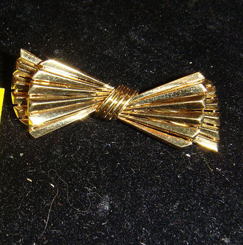 Estate 14kt Tiffany & Co. Pin: Estate 14kt Tiffany & Co. Pin in the shape of a bow. Weighs 5.6 dwts. (dwt is the abbreviation for penny weights; 8.9 gram weight). Verynice Tiffany & Co.pin.
