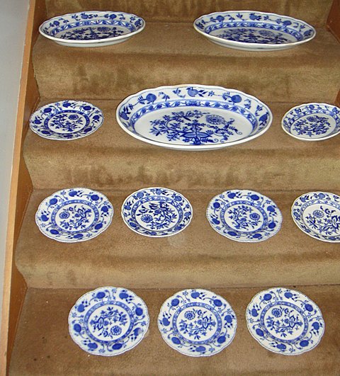 12 Estate Antique Flow Blue Meissen Plates: 12 Estate Antique Flow Blue Meissen Plates
