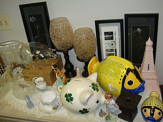 St. Jude Item: Collectables Lot: To Benefit St. Jude Children's Research Hospital; Collectables lot including Goebel Piggy Bank with 4 leaf clover design, Mikasa Fish, Jim Etched glass candle globes on pedestals, Eifel Tower collecta