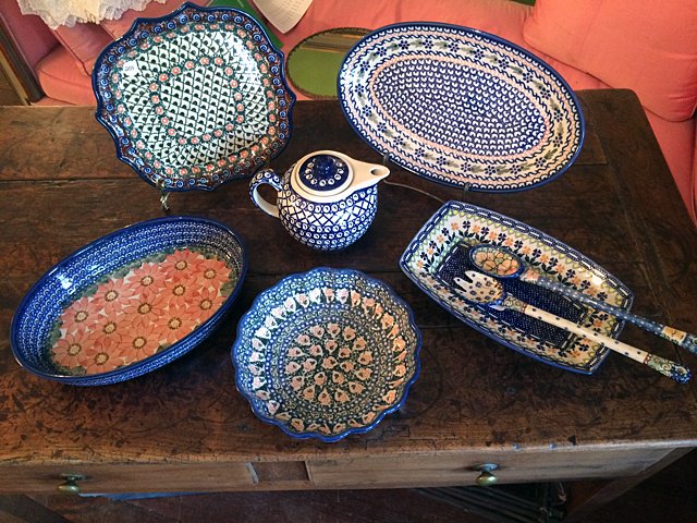 6 Pieces Ceramika Artystyczna Stoneware Pottery: 6 Pieces Ceramika Artystyczna Polish Stoneware Pottery Signed Imported from Poland, hand painted. Includes teapot, serving bowls, and serving bowl with matching serving utensils. Highly decorative, be