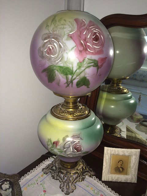 Gone With The Wind Lamp: Very nice vintage Gone With The Wind Lamp, all electrified, top and bottom.