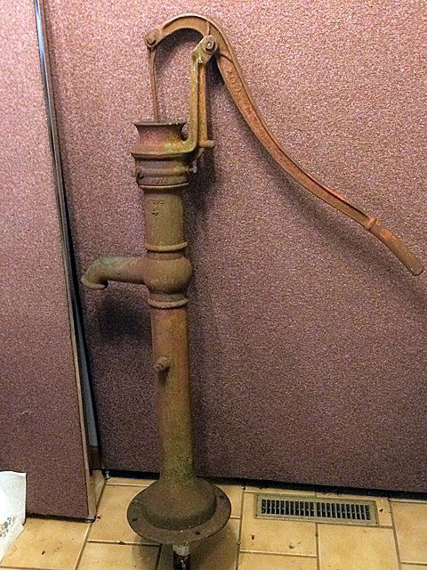 Vintage Pump: Nice vintage well water pump