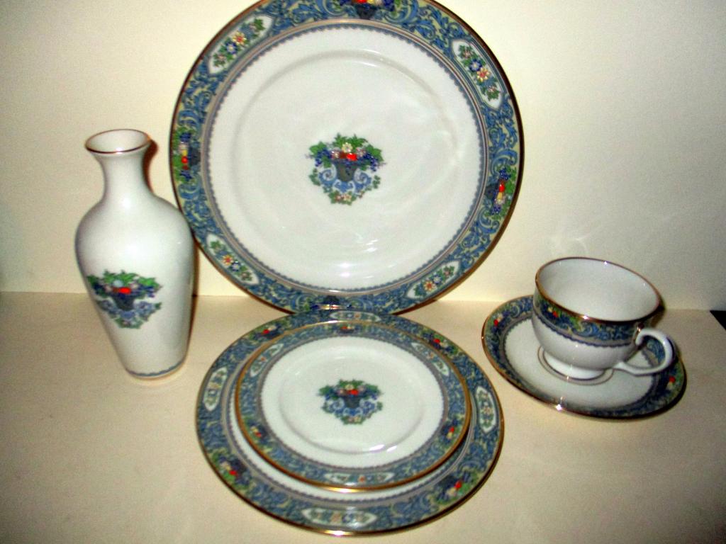 Lenox Dinnerware Service for Six in Autumn Pattern (1 of 1)