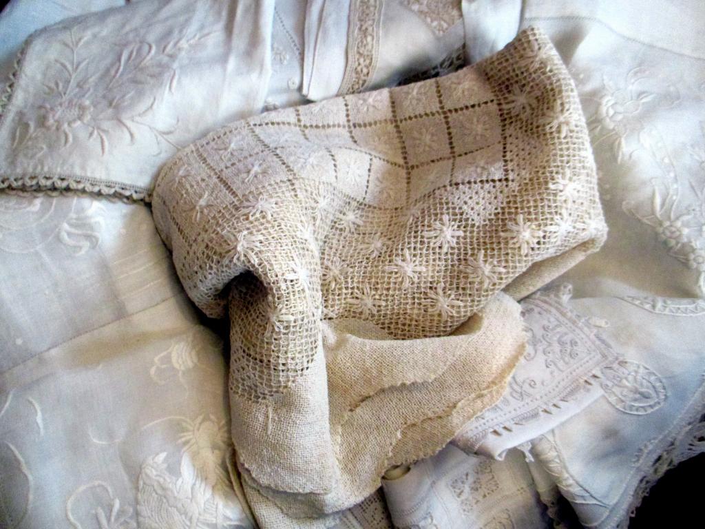 Box Lot of Vintage Table Linens (1 of 2)