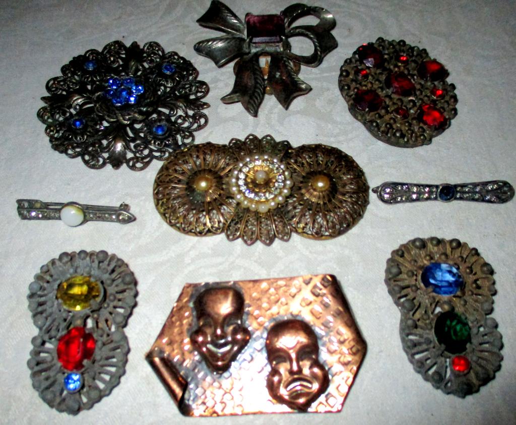 Misc. Lot of Vintage Brooches & Pins (1 of 1)