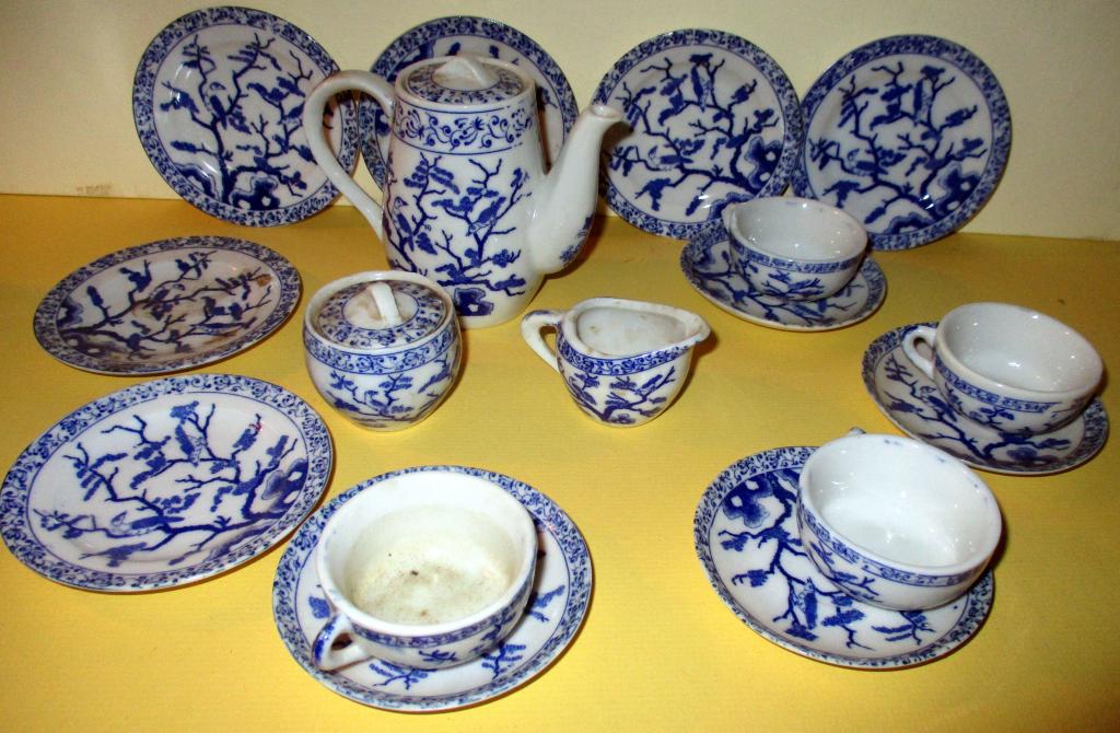 Blue & White Porcelain Child's tea Set: Lot consists of a blue & white child's porcelain tea set, complete for 4, tea pot, sugar, creamer and 6 plates and 4 cups & saucers. All in good condition.