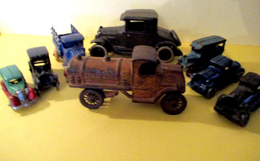 Lot of 8 Cast Iron Vintage Toy Autos (1 of 3)
