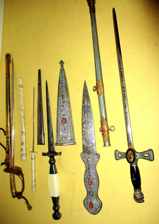 Lot of Small Vintage Knives and Daggers (1 of 2)