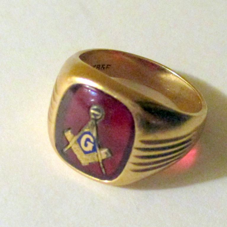 10K Gold Man's Masonic Ring (1 of 1)