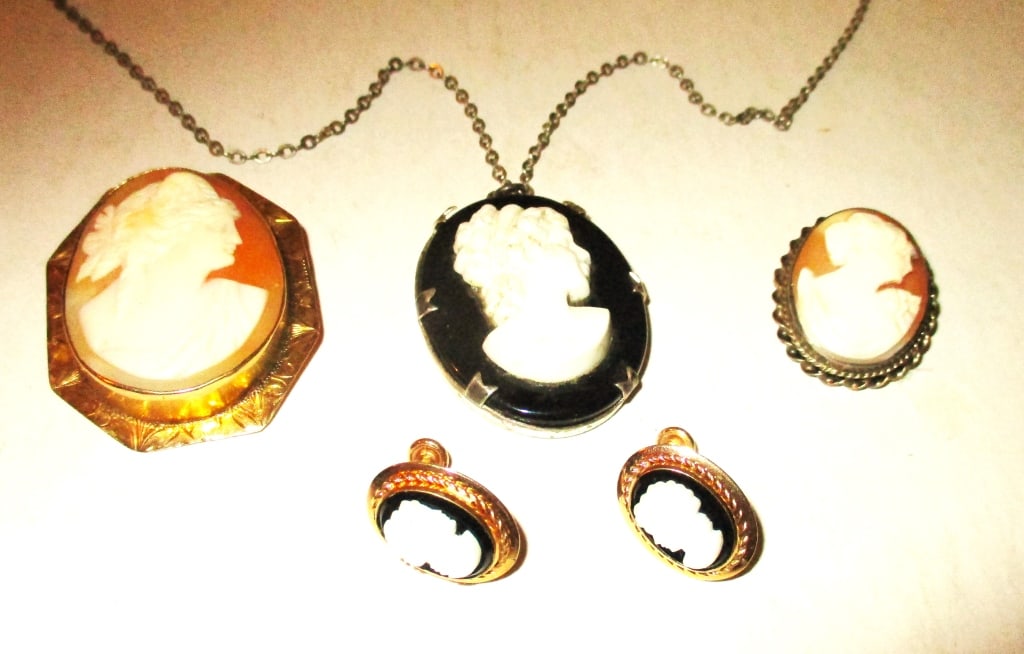 Lot of Vintage Cameos Set in Gold & Silver (1 of 2)