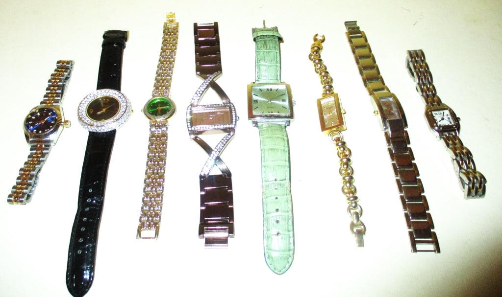 Lot of Lady's Wrist Watches: Lot Consists of 8 Lady's Wrist Watches. Some are Gold Filled and Some are Made by Gucci, Sieko, Gruen, etc. All Need Batteries. All in Good Condition.