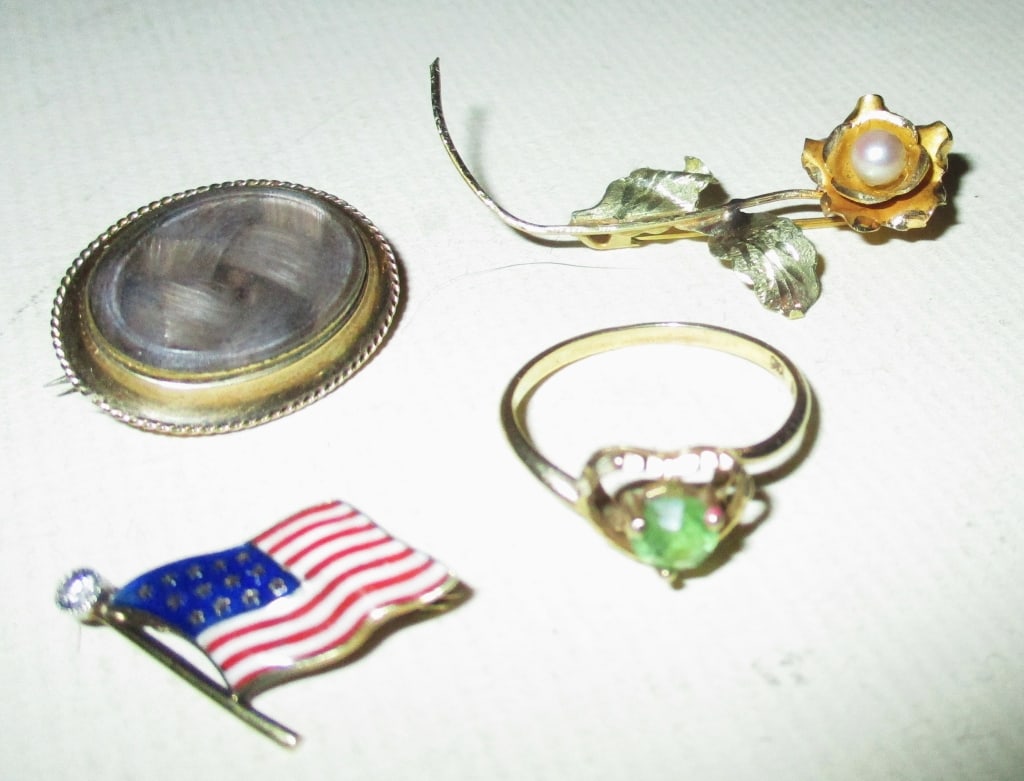 Lot of 4 Pieces of 10K Gold Jewelry (1 of 1)