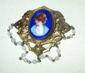 Victorian Costume Brooch: Lot Consists of a Costume Brooch, Vintage 1900. Ut Consists of a Hand Painted Porcelain Set in a Gold Tone Metal Setting. The Brooch is Interesting and it is Only in Fair Condition