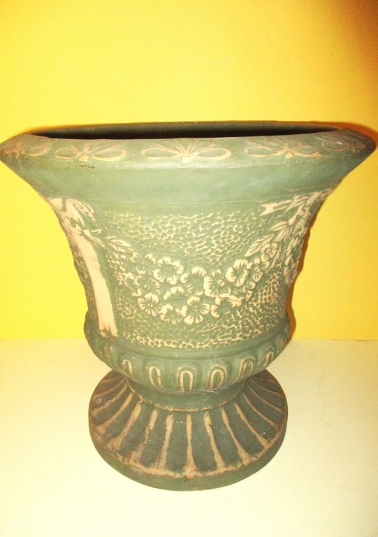 Large  Pottery Garden Urn (1 of 2)
