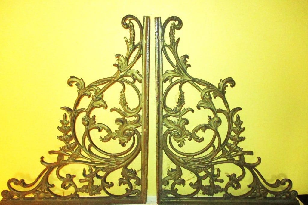 Pair of Victorian Iron Brackets (1 of 1)