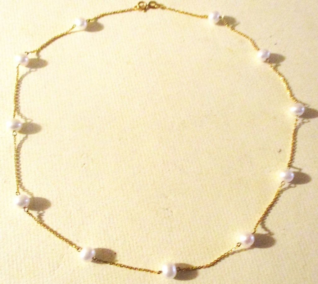 14K Gold Choker With Cultured Pearls: Lot Consists of a 14K Gold Chain With Cultured Pearls. This Piece is a Neck Choker, Size of Chain is Approximate 16" Inches Long. In Good Condition. Approximate Total Weight With Pearls is 2.7
