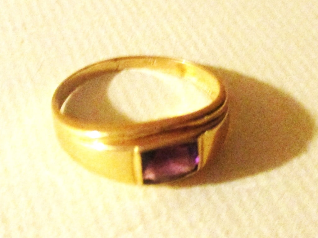 18K Man's Pinky Finger Ring: Lot Consists of a Man's 18K Gold Pinky Ring Set With an Amethyst? The Approximate Weight is 1.4 dwt. The Size of the Ring is 7. In Good Condition.