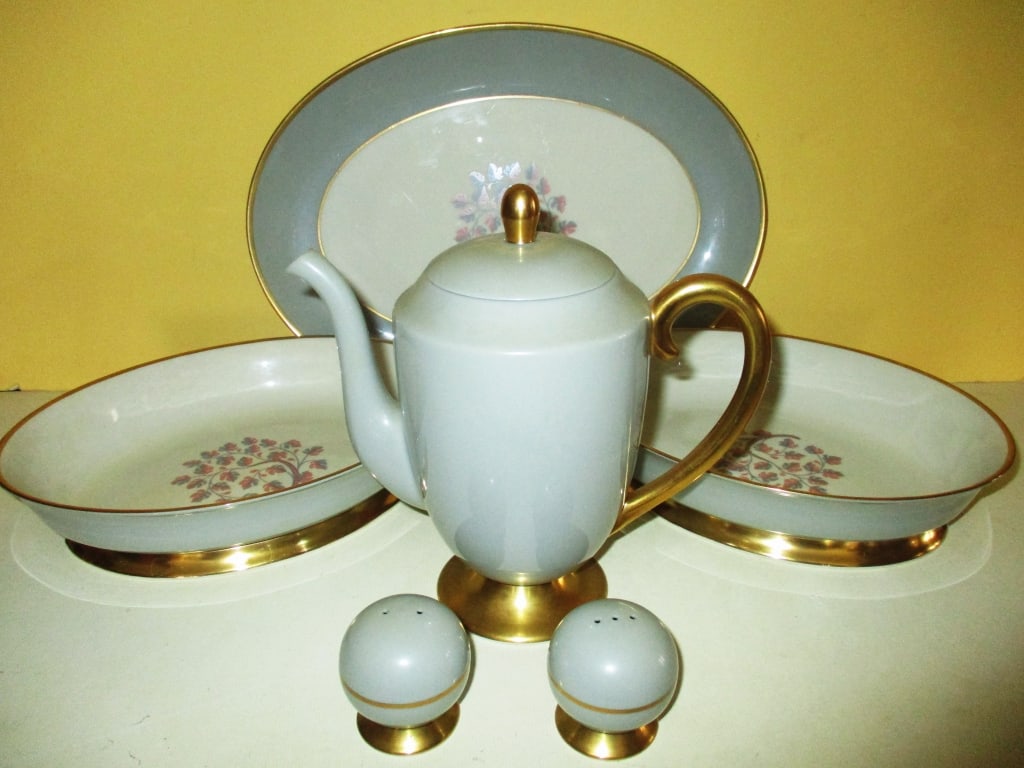 Complete Dinnerware Service for 6 - 2