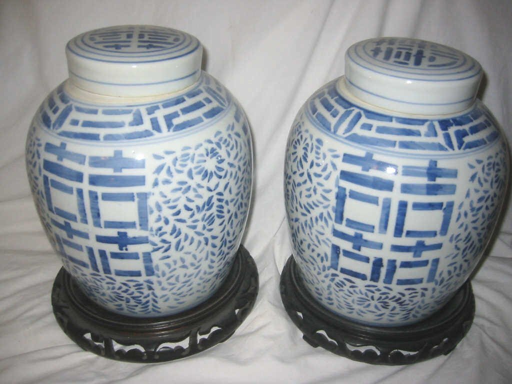 Pair of 20c Ginger Jars with Stands: Pair of 20th century covered ginger jars in very good condition with stands.