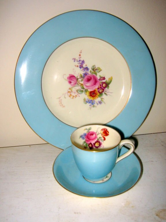 Royal Doulton Lunch Set for 10: Royal Doulton lunch set for 10 with 12 lunch plates and 10 tea cups and saucers in the Clifton pattern in very good condition.