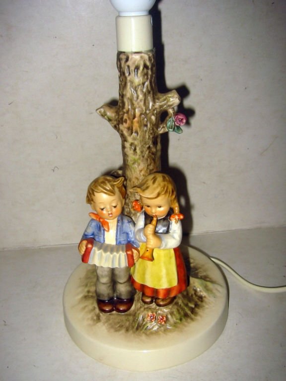 Hummel Lamp: Hummel lamp of little musicians in good condition.