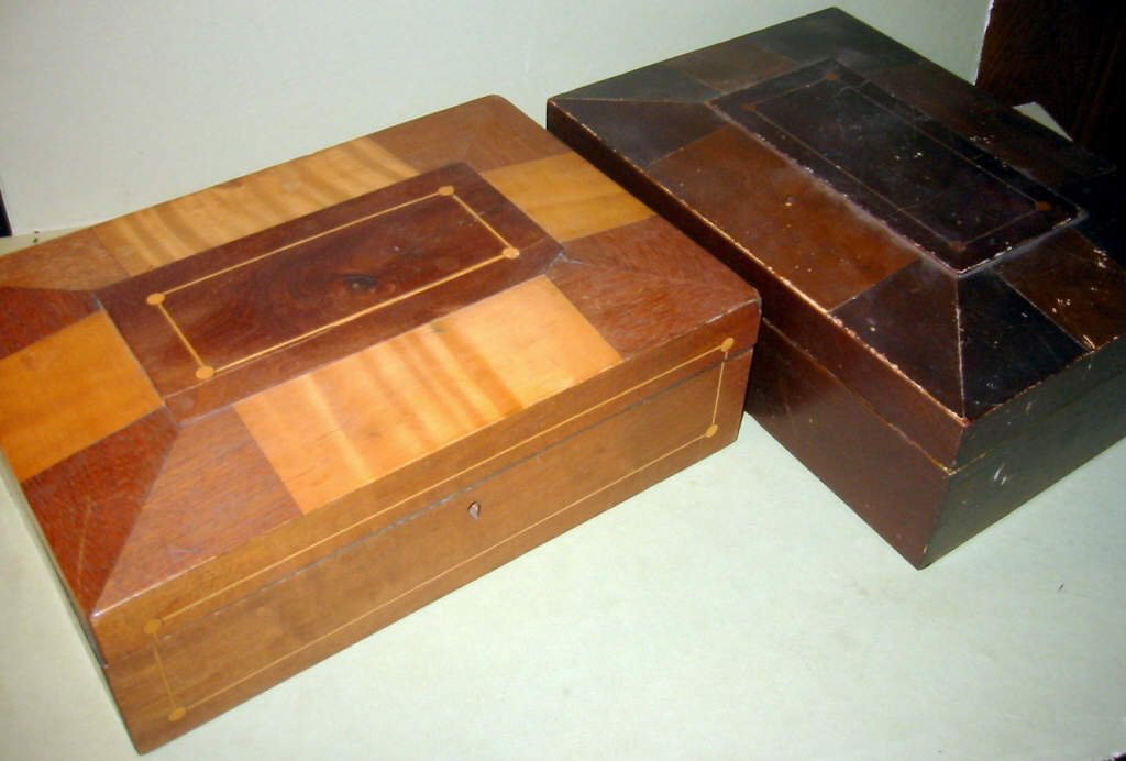 Two Shaker Sewing Boxes: Two Shaker sewing boxes. One has a fitted interior tray and the other does not. Fair to good condition.