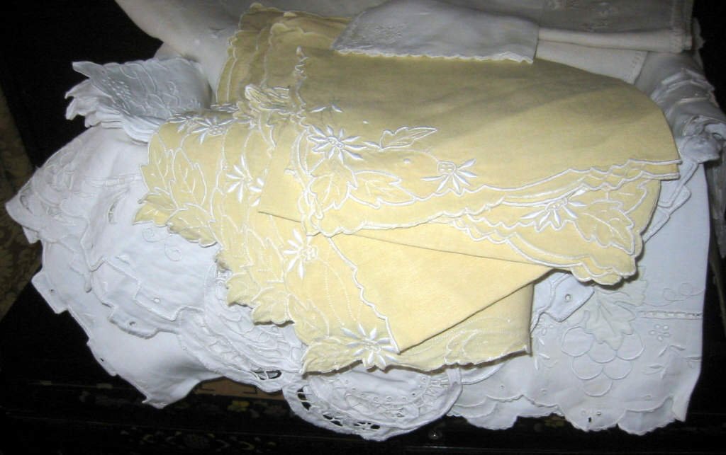 Box Lot of Fine Table Linens (1 of 1)