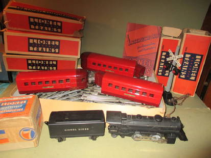 1930/1940's Lionel Train Set: 1930/40s Lionel train set with three passenger cars, a coal car, and an engine #1084. Set has tracks, original boxes for cars, crossing light, and transformer. All in good condition. Metal train